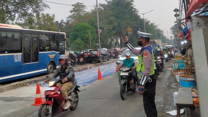 Pengecoran Jalan Sebabkan Jalan Raya Bogor Arah Pasar Rebo Macet Parah, Pengendara Diminta Gunakan Jalur Alternatif