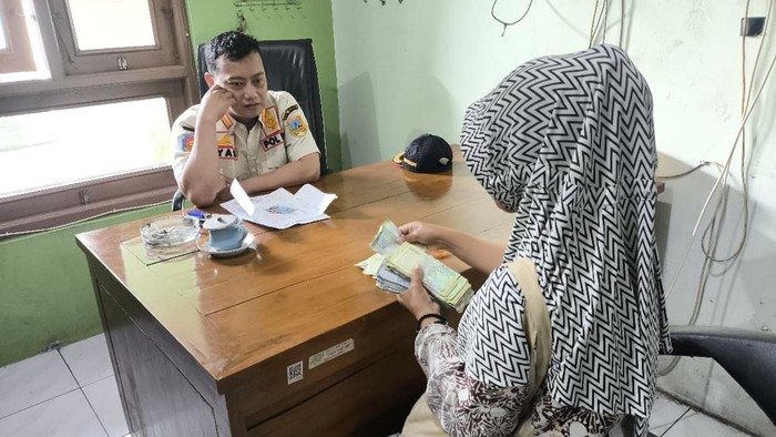 Pengemis yang Memaksa Pengunjung di Menara Kudus Terjaring Razia, Pendapatan Capai Rp540 Ribu per Hari