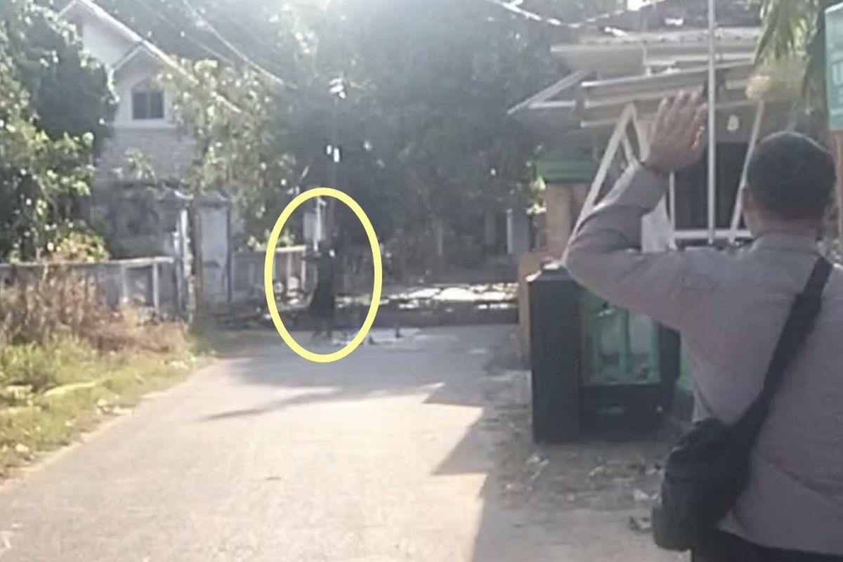 Sekdes di Bangkalan Ngamuk Sambil Acungkan Celurit, Blokir Jalan dan Minta Rp 50 Juta
