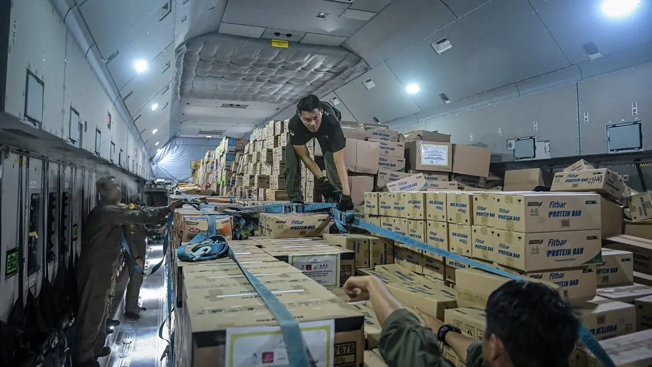 Seskab Teddy: Enam Pesawat TNI AU Kembali Dikirim Bawa Bantuan ke NTT dan Kalimantan