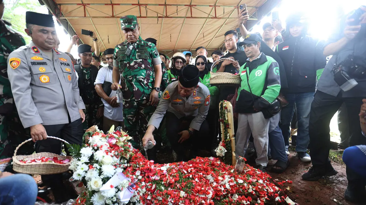Setahun Berlalu, Makam Affan Kurniawan Masih Didatangi Peziarah