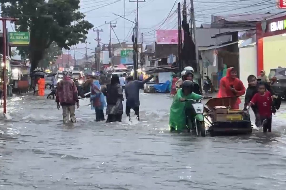 Sumbar Dilanda Cuaca Ekstrem, Kota Padang Terparah dengan Banjir di 15 Titik