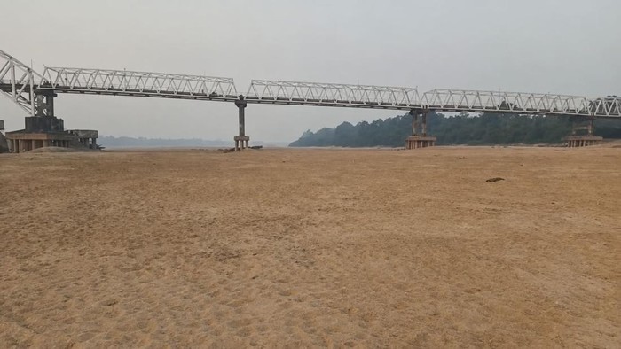 Sungai Barito Mengalami Penyusutan Debit Air, Hamparan Pasir Bermunculan di Tengah Aliran
