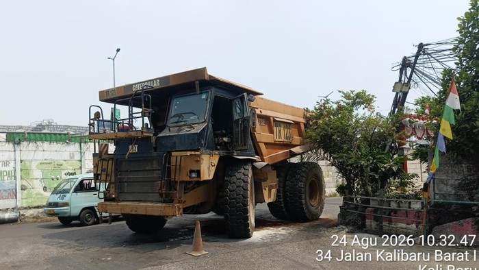Truk Tambang Mogok dan Keluarkan Asap serta Api di Cilincing, Lalu Lintas Sempat Tersendat