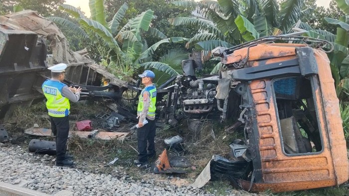 Truk Tertabrak Kereta Api di Perlintasan Tanpa Palang di Sergai, Sopir Meninggal Dunia