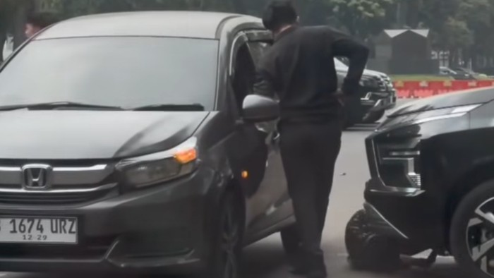 Viral Aksi Diduga Debt Collector Masuk Kolong Mobil di GBK, Polisi Lakukan Penyelidikan