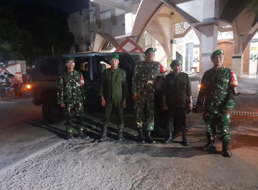 Tingkatkan Kewaspadaan Malam Hari, Babinsa Bersana Komduk Patroli Rutin