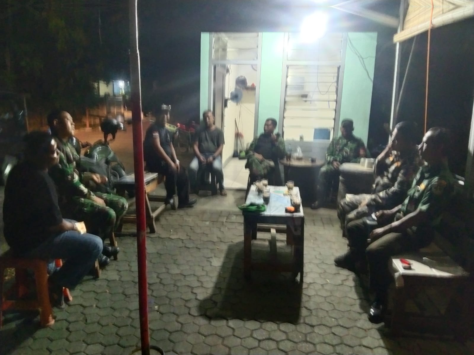 Patroli Malam TNI Imbau Masyarakat Jaga Keamanan