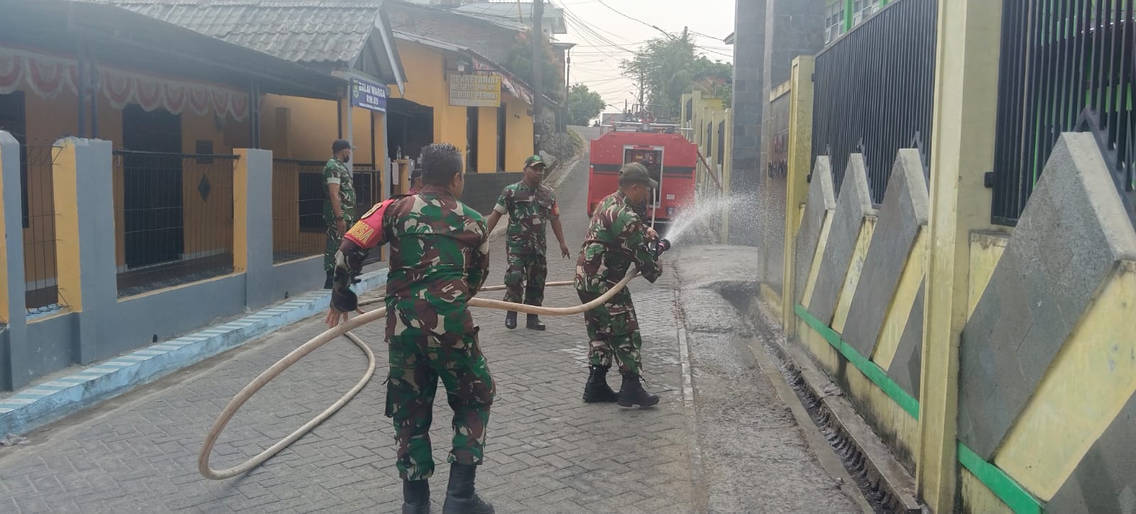 Koramil /Tangerang Bantu Penyemprotan MAN 1 Kota Tangerang Pasca Hujan Abu Vulkanik