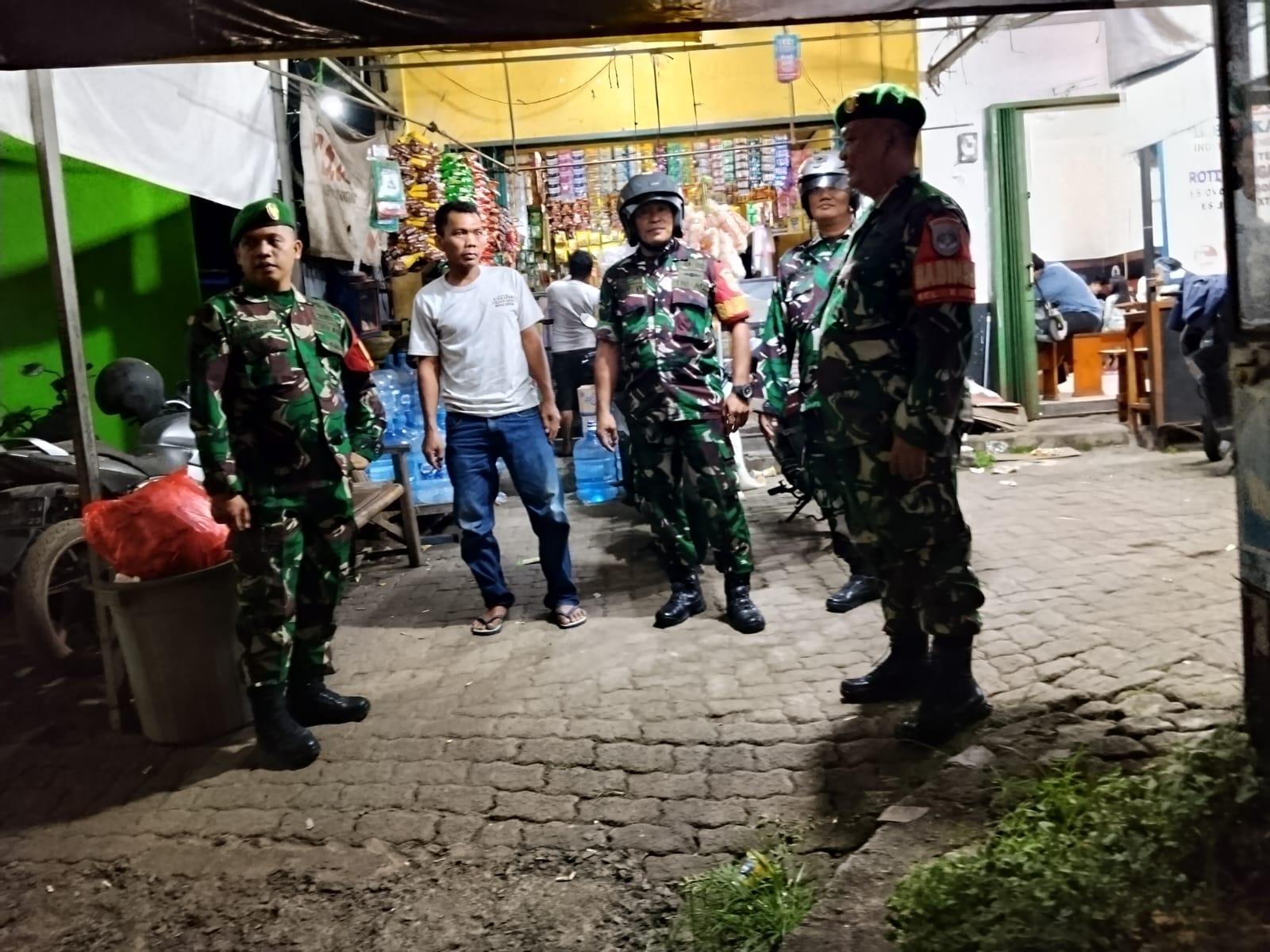 Babinsa Koramil Ciledug dan Serpong Bersama Komduk Aktif Laksanakan Patroli Malam