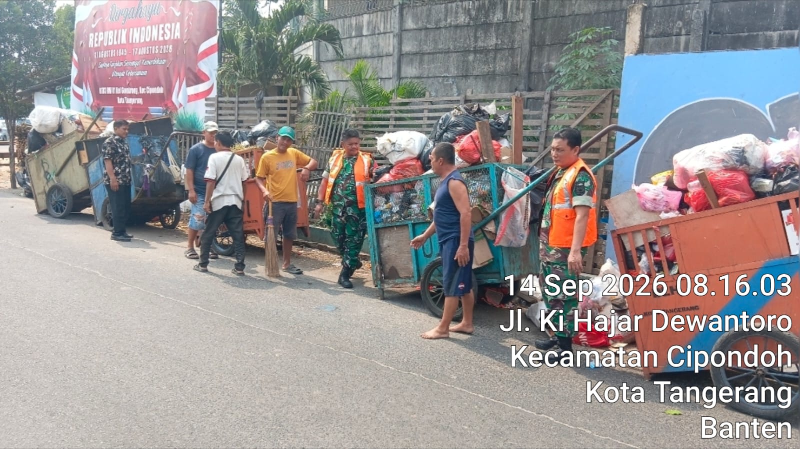 Babinsa dan DLH Bersihkan Tumpukan Sampah di Gondrong, Cegah Wabah Penyakit