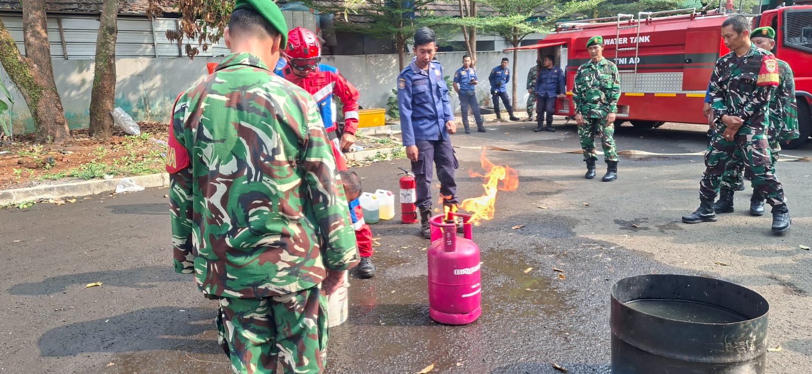 Sinergi TNI dan Damkar, Koramil 07/PDA Lakukan Kaderisasi Damkar