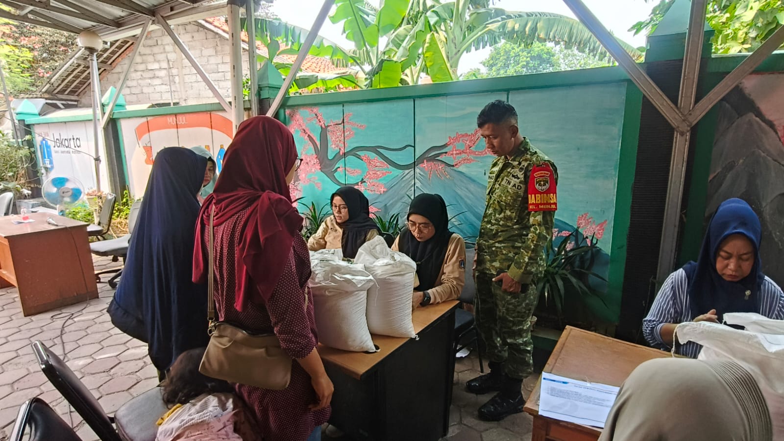 Babinsa Koramil 07/Cipayung Bantu Bagikan Sembako Kepada Warga Sekitar