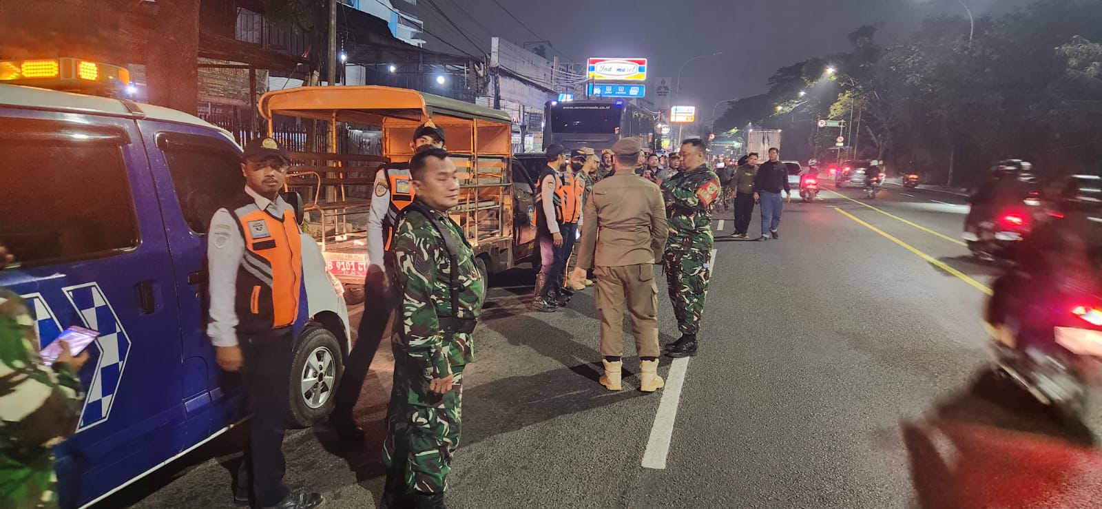 Dorong Semangat Warga Jaga Kamtibmas, Babinsa Bersama Komduk Patroli Malam