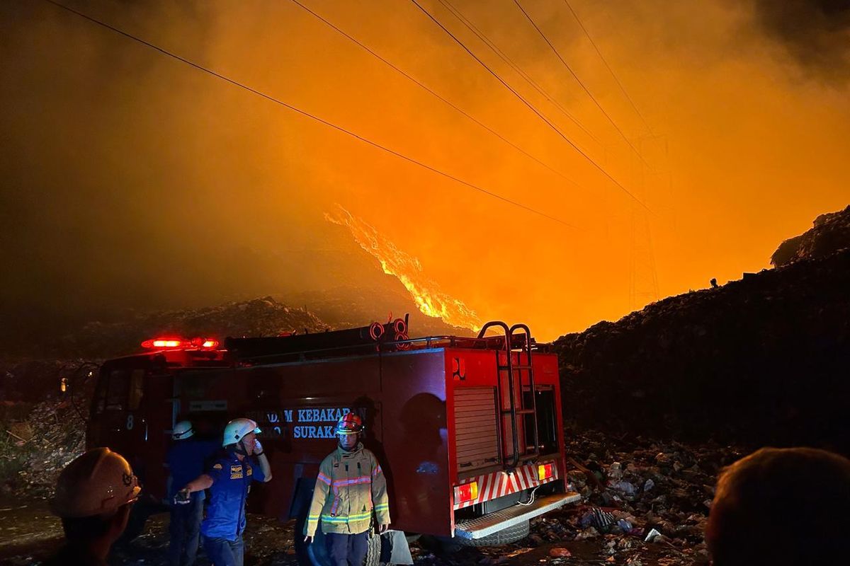 Kebakaran TPA Putri Cempo Solo, 22 Armada Damkar Berjibaku Jinakkan Api