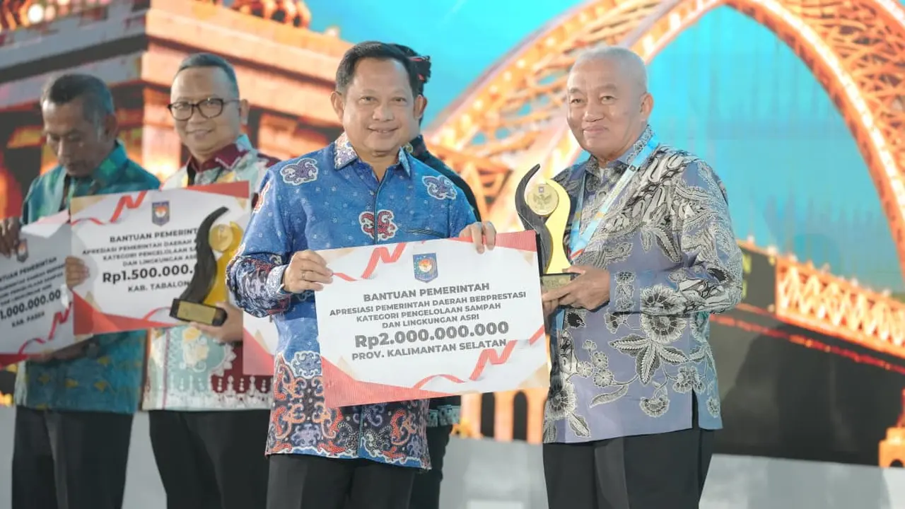 Kemendagri Berikan Penghargaan kepada Pemda Berprestasi di Kalimantan