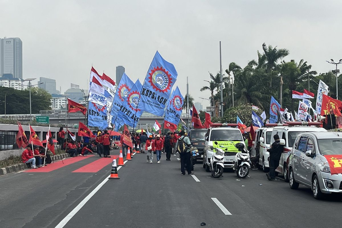 Massa Buruh Padati Jalan, Lalin Depan Gedung DPR RI Ditutup Total
