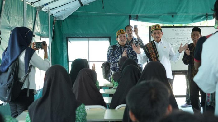 Menag Tinjau Siswa Terdampak Gempa Flores, Apresiasi Semangat Belajar di Tengah Keterbatasan