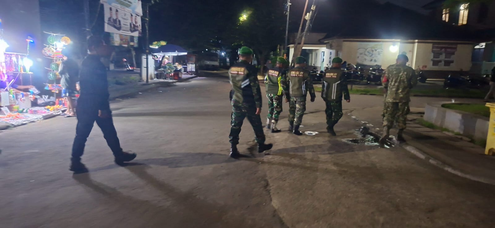 Suntik Semangat Warga Jaga Lingkungan, Babinsa Patroli Tengah Malam