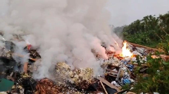 TPA Ilegal di Pinang Kota Tangerang Kebakaran, Petugas Kerahkan Armada Pemadam dan Alat Berat