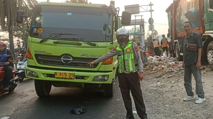 Truk Minyak Sawit Pecah Ban di Daan Mogot, Lalin Arah Kalideres Tersendat