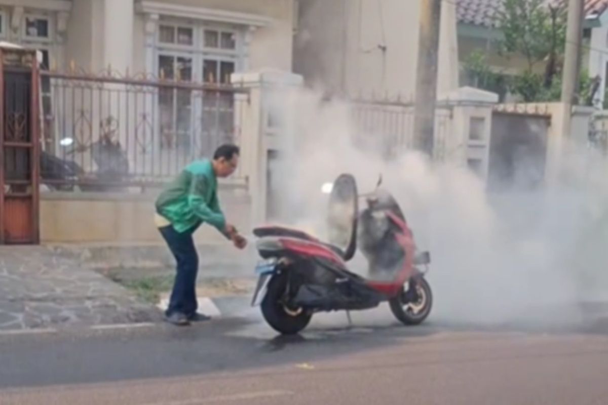 Waspada, Ini 3 Penyebab Motor Listrik Terbakar Saat Dicas