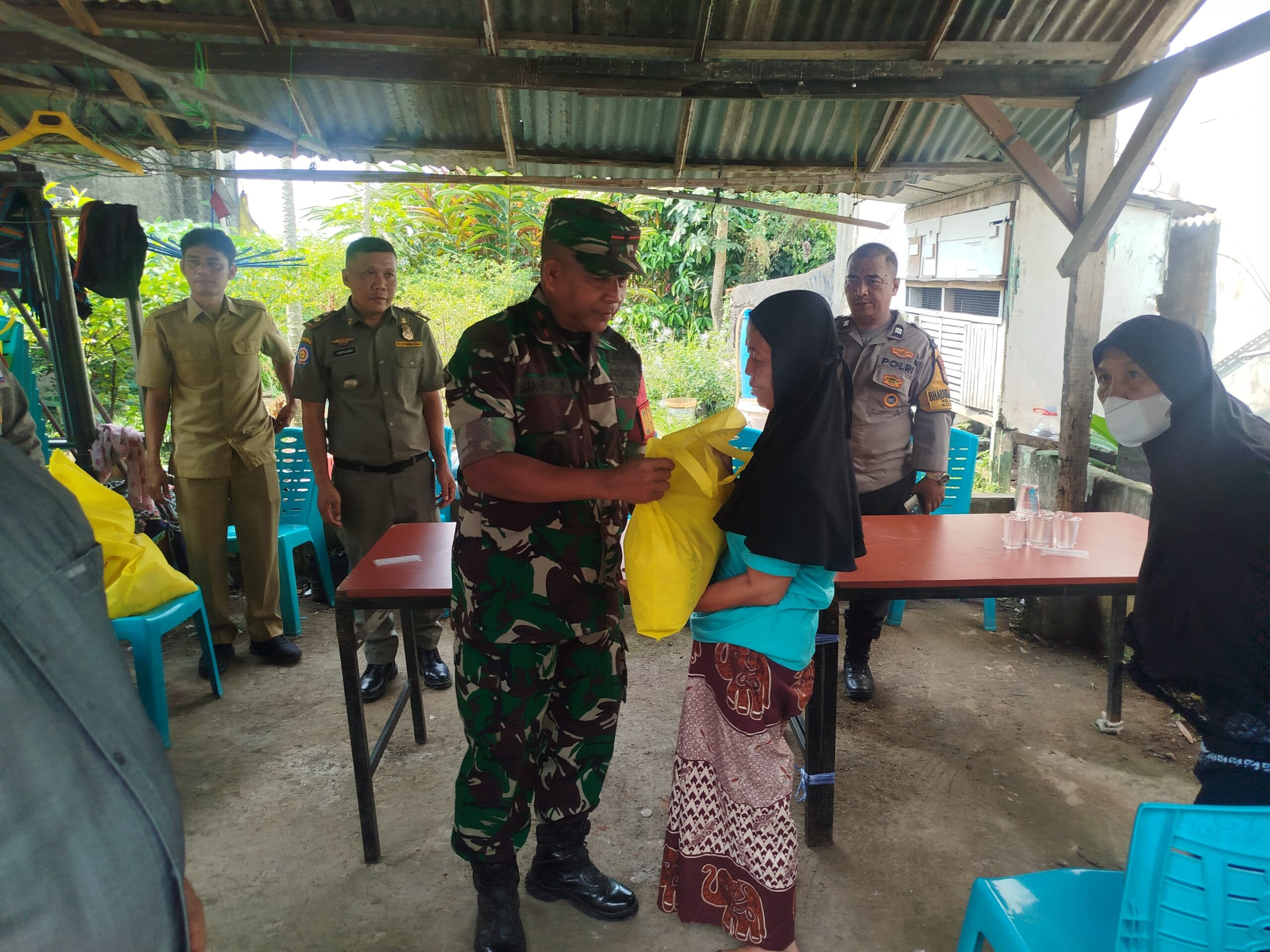 Jaga Jakarta On The Spot, Koramil 05/Ciputat Salurkan 30 Paket Sembako kepada Warga