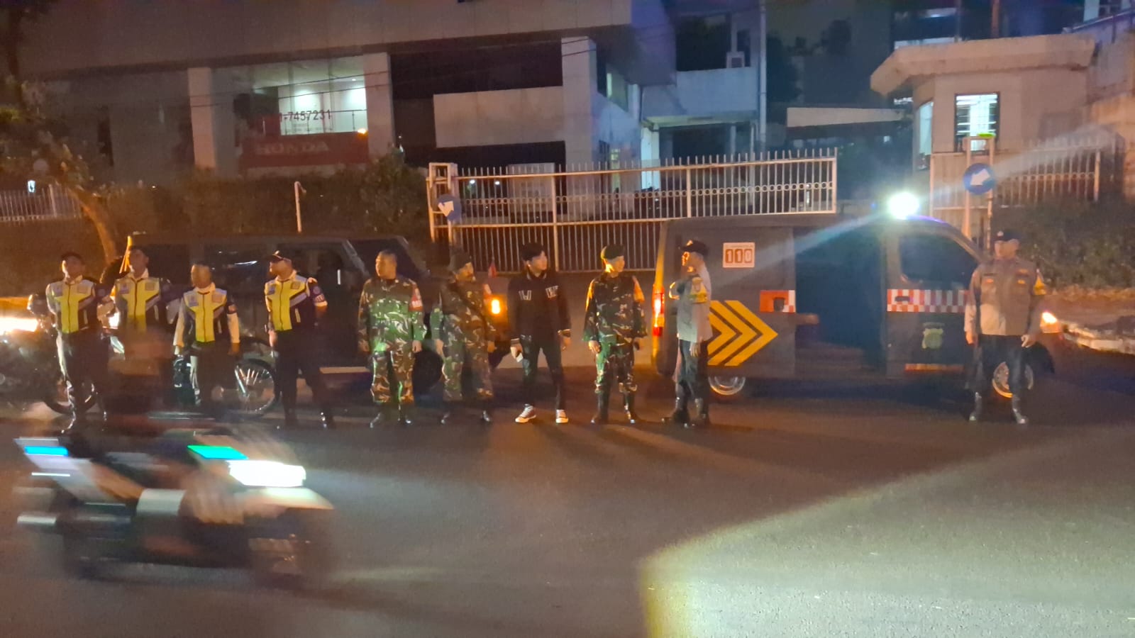 Babinsa Koramil Ciledug Dan Pondok Aren Bersama Komduk Rutin Patroli Malam