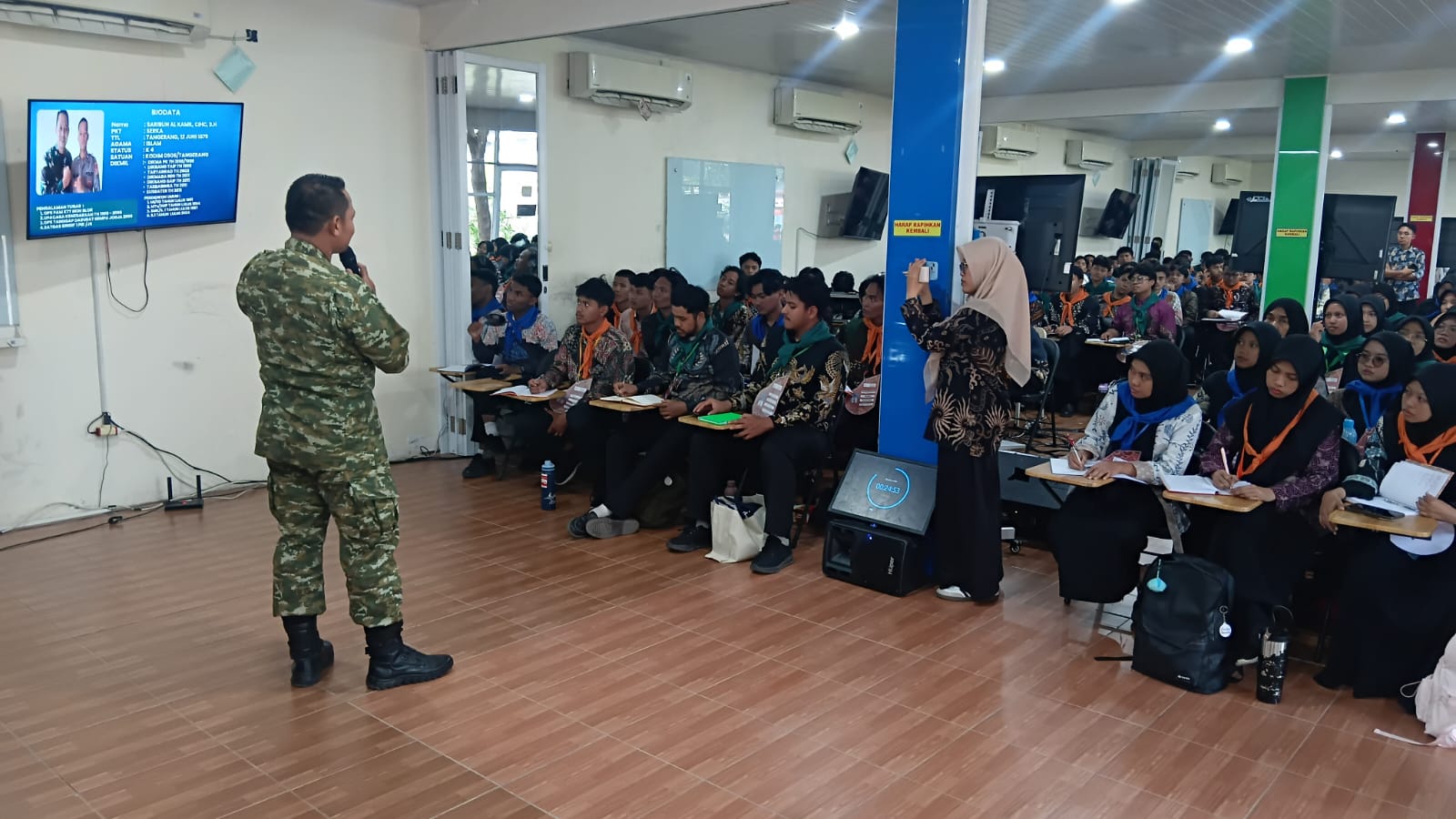Cegah Narkoba dan Tawuran, Babinsa Koramil 01/Tgr Bekali 250 Mahasiswa Baru Institut Daarul Quran