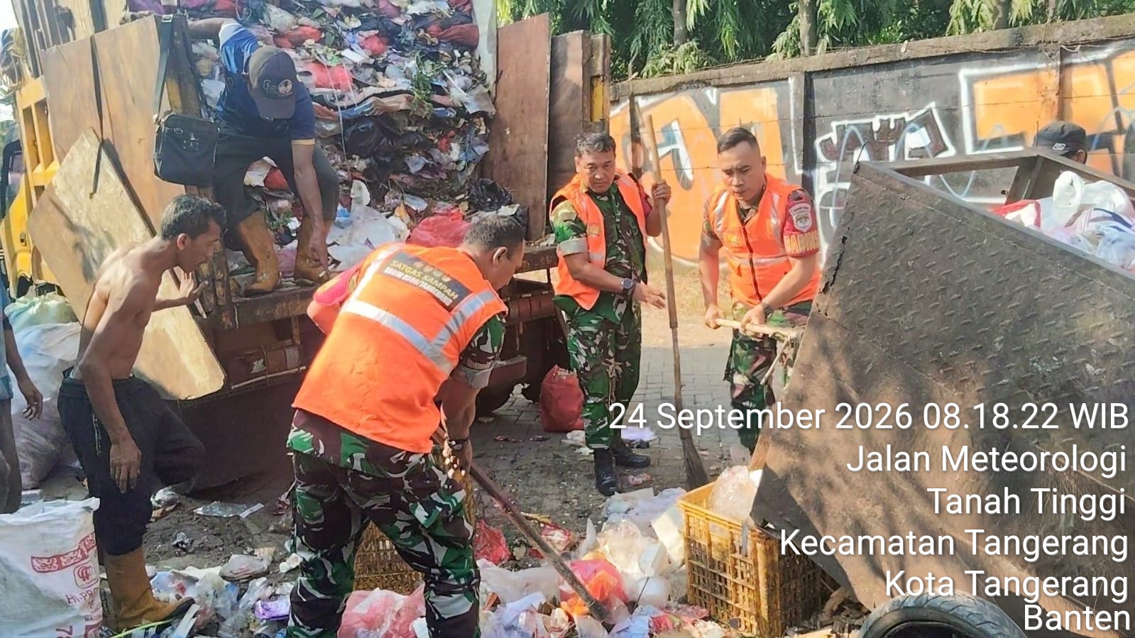 Koramil Tangerang Bersihkan Tumpukan Sampah di Tanah Tinggi, Cegah Gangguan Kesehatan
