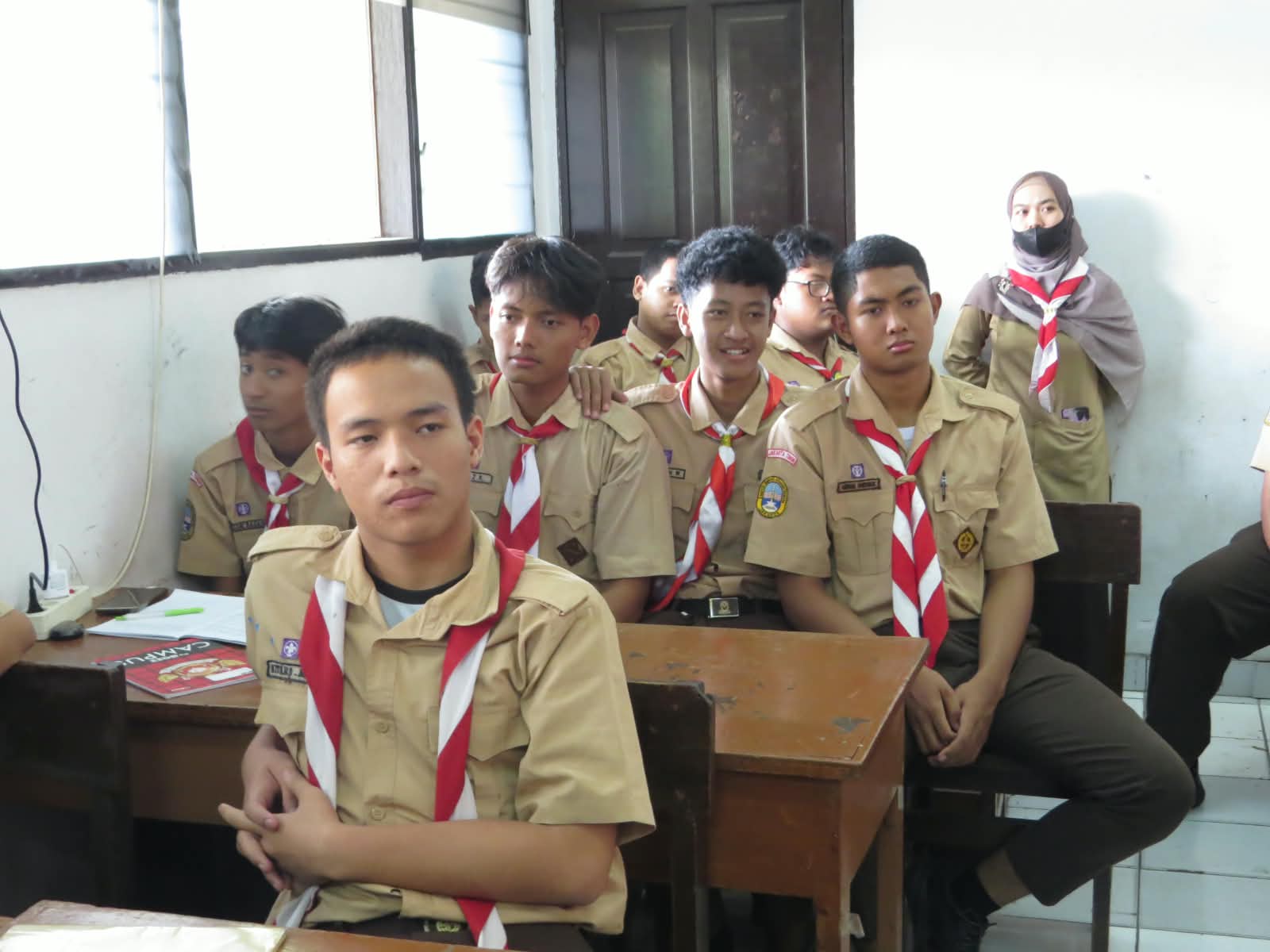 Babinsa Koramil 08/Duren Sawit Sosialisasikan Rekrutmen TNI AD Kepada Pelajar SMA Perguruan Rakyat-2