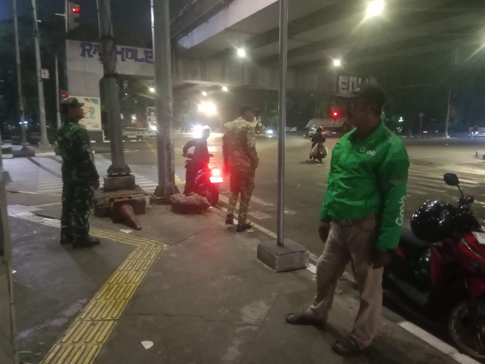 Koramil 03/Ps.Rebo-Ciracas Bersama Komduk Intensifkan Patroli Malam Ciptakan Aman dan Kondusif