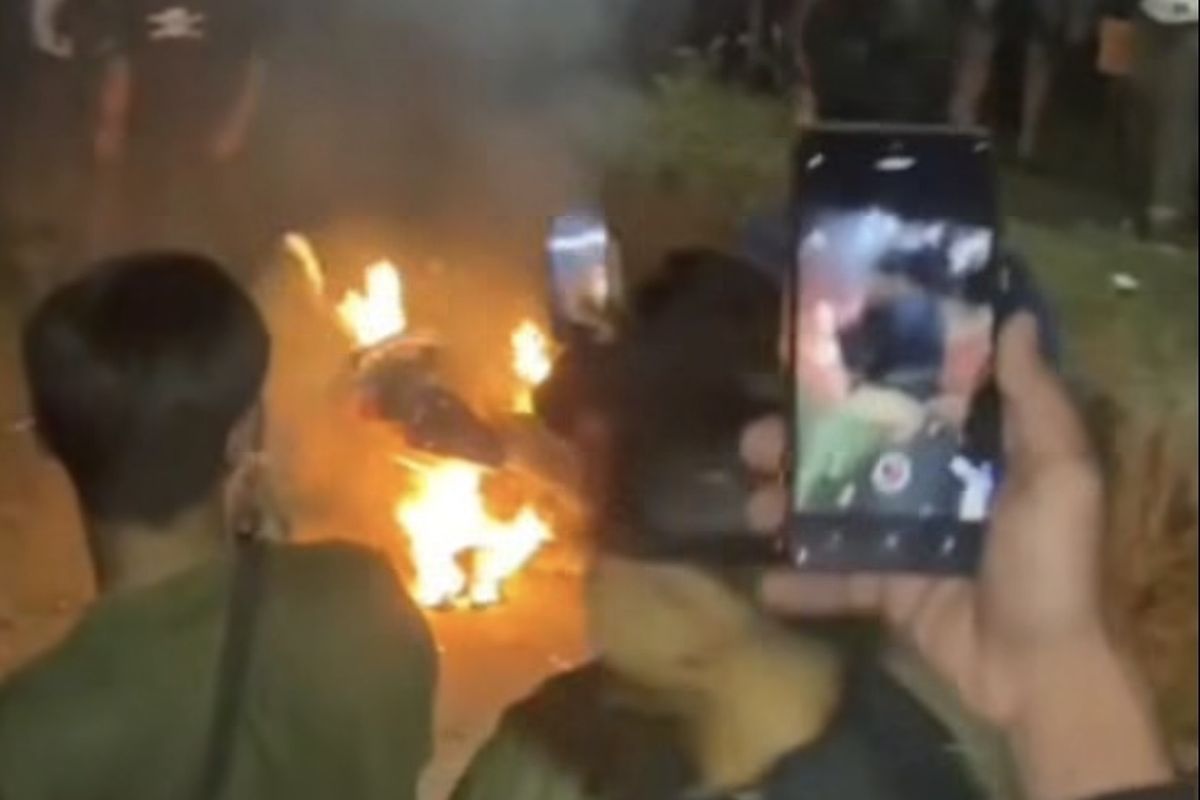 Warga Bakar Motor Begal di Bandung Barat, Terduga Pelaku Babak Belur Diamuk Massa