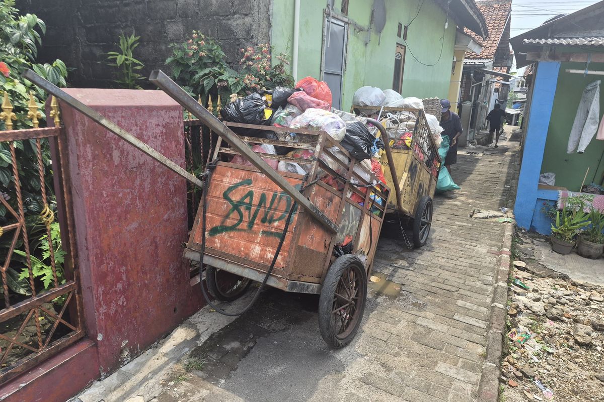 Dua Gerobak Sampah Menumpuk Berhari-hari di Depan Rumah Warga Depok, Bau Busuk hingga Belatung Mengganggu