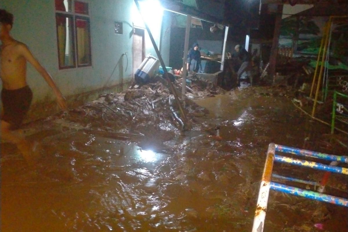 Banjir Bandang Terjang Subang, Tujuh Rumah Terdampak dan Jalan Kabupaten Tertutup Lumpur