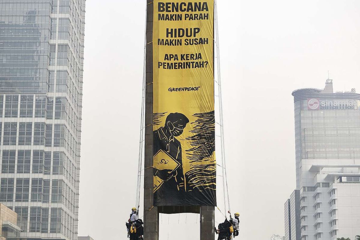 Aktivis Greenpeace Panjat Monumen Bundaran HI, Polisi Periksa CCTV