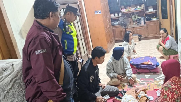 Bayi Perempuan Ditemukan di Depan Rumah Warga Blitar, Polisi Telusuri Identitas Orang Tua