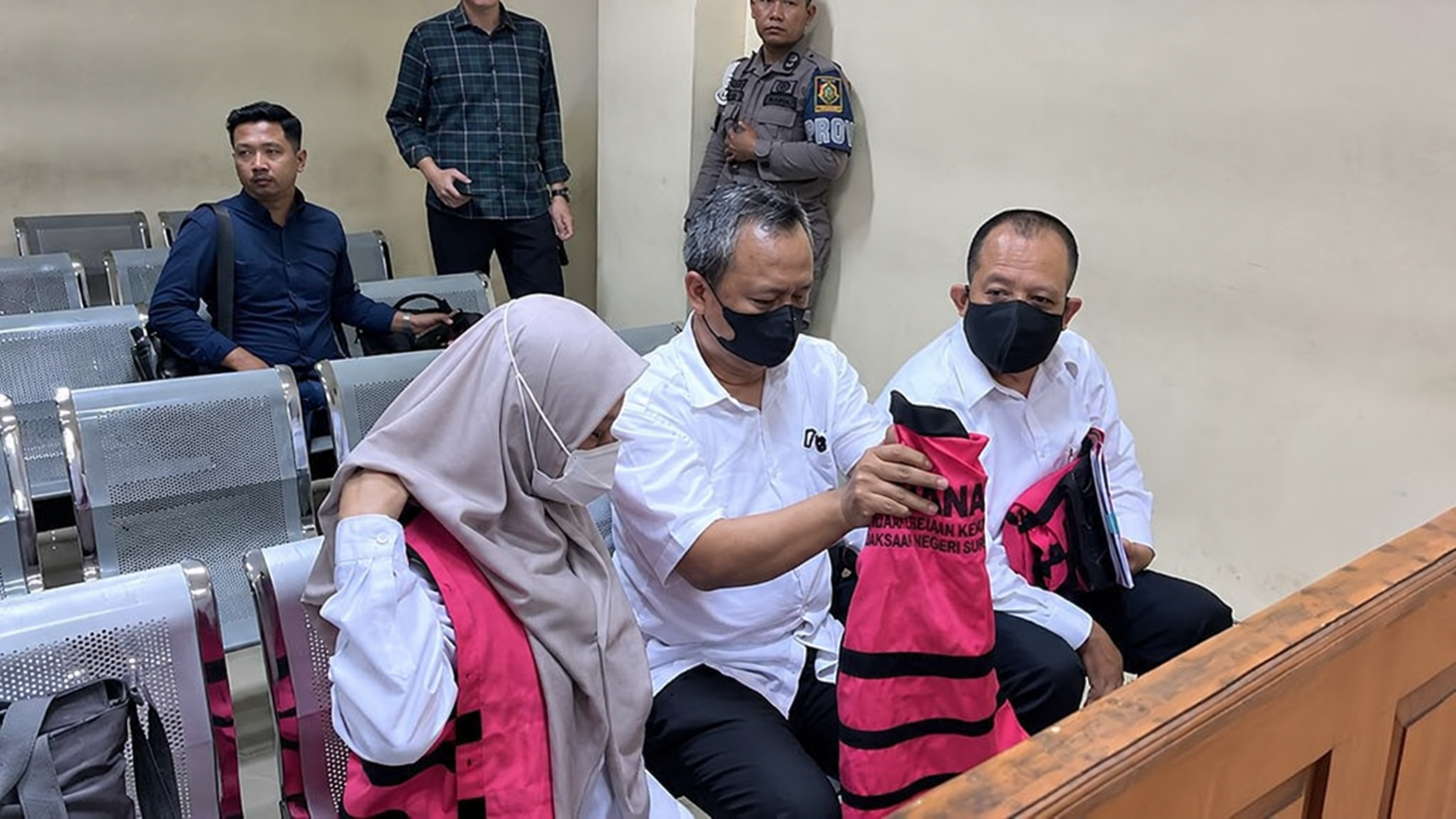Eks Kepala Dinas ESDM Jawa Timur Aris Mukiyono Jalani Sidang Perdana Kasus Dugaan Pungli