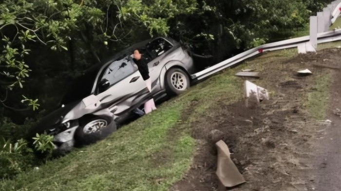 Diduga Sopir Mengantuk, Mitsubishi Pajero Hantam Pembatas Tol Jagorawi hingga Masuk Parit