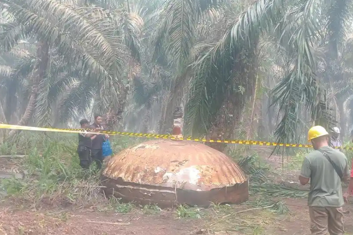 Dua Benda Misterius Ditemukan di Kebun Sawit Kotim, Satu Diperkirakan Berbobot Lebih dari 500 Kg