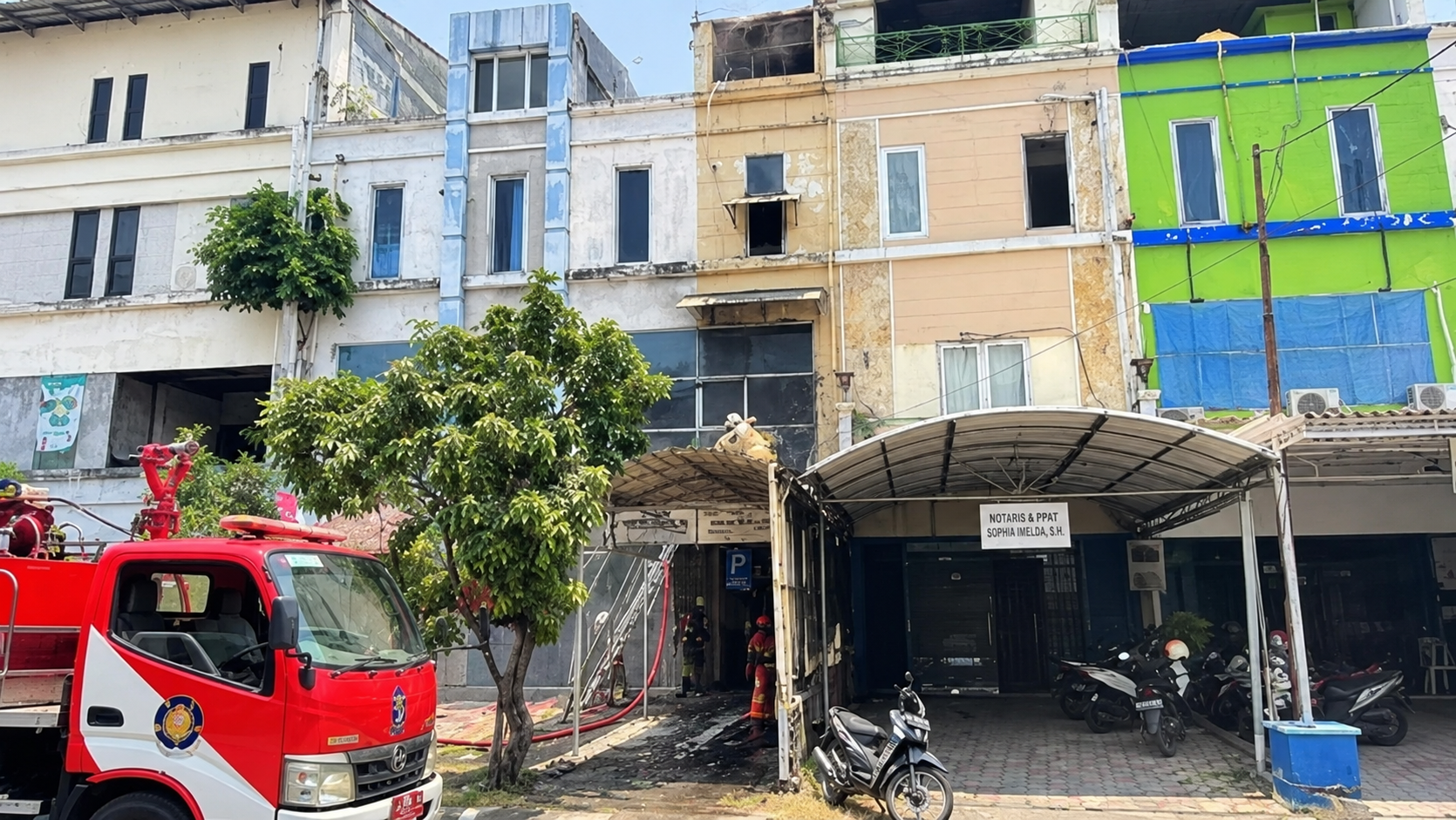 Diduga Akibat Korsleting Listrik, Kantor Notaris di Surabaya Terbakar