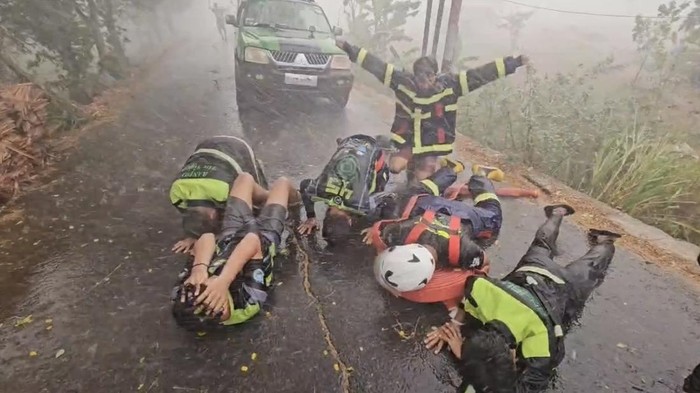Hujan Guyur Kalimantan dan Sumatera, Relawan Karhutla Sambut dengan Syukur