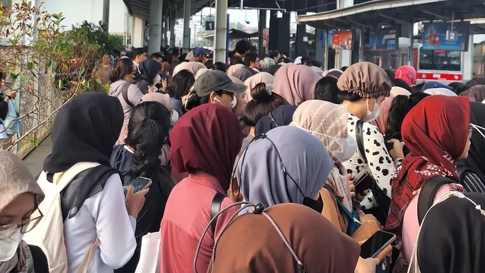 Imbas Pembatalan 7 Perjalanan KRL, Penumpang Mengaku Berdesakan hingga Harus Berjinjit