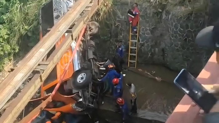 Kecelakaan Mobil Elf di Ciawi Bogor, Kendaraan Terjun ke Sungai dan Sopir Meninggal Dunia