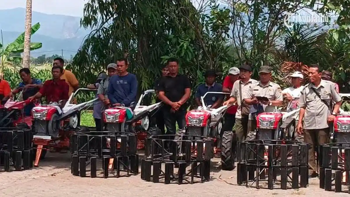 Kejar Swasembada Pangan 2027, Petani Trenggalek Terima Bantuan Alsintan