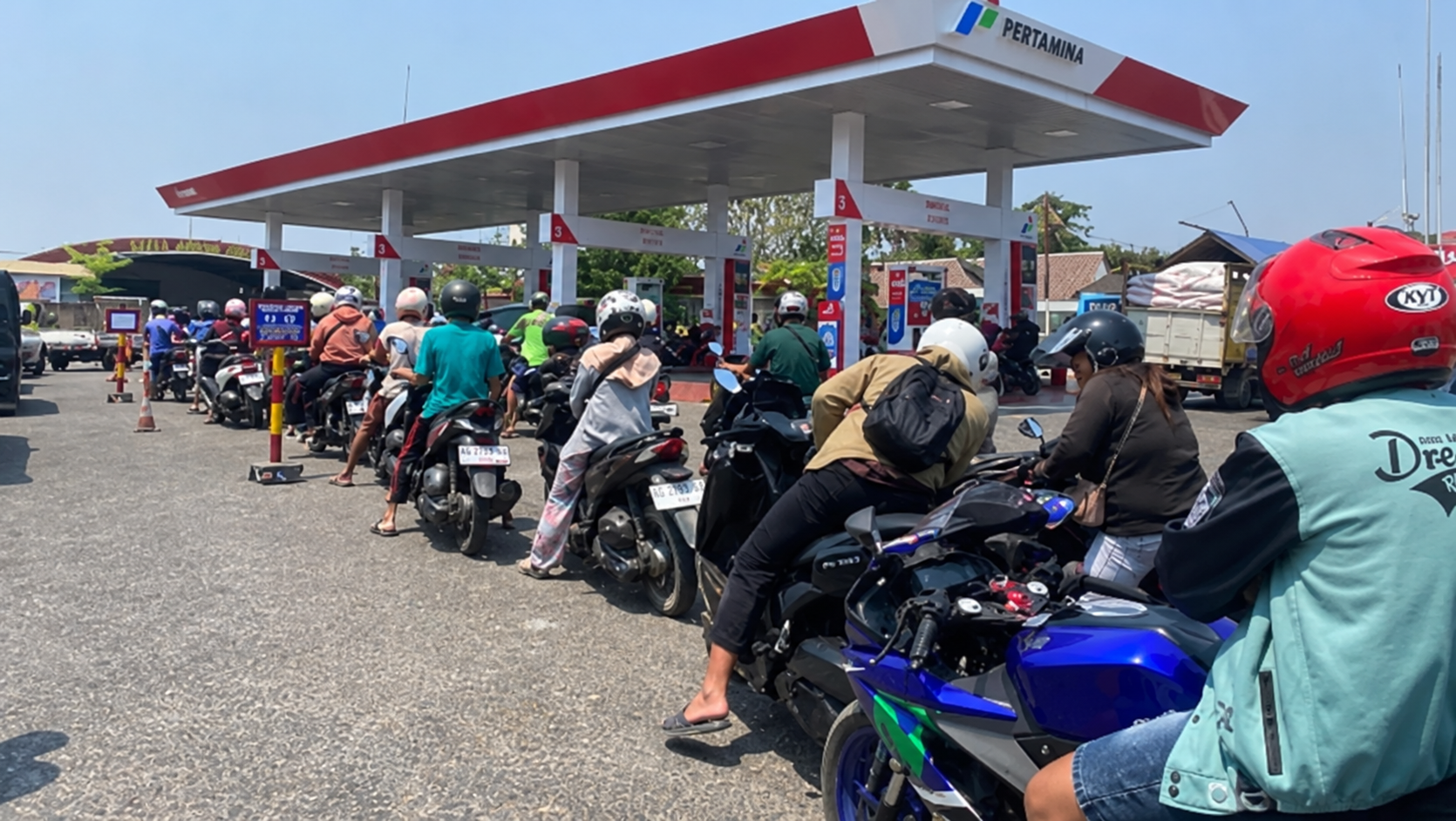 Antrean Panjang Warga Berburu Pertalite di SPBU Blitar, Kebutuhan BBM Jadi Sorotan