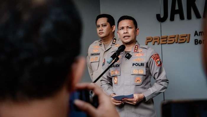 Polda Metro Selidiki Teh Kemasan Berbusa yang Viral Saat Demo 28 Oktober