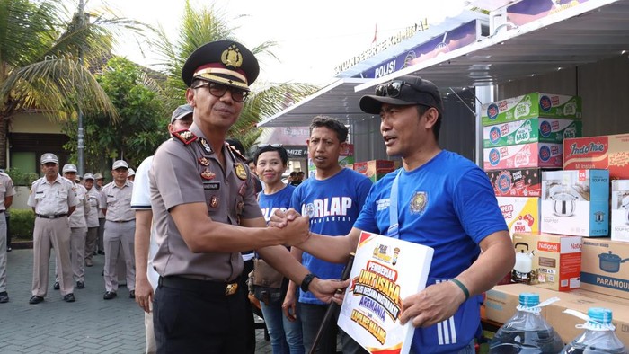 Polres Malang Salurkan 10 Lapak UMKM untuk Aremania, Dorong Kemandirian Ekonomi Suporter
