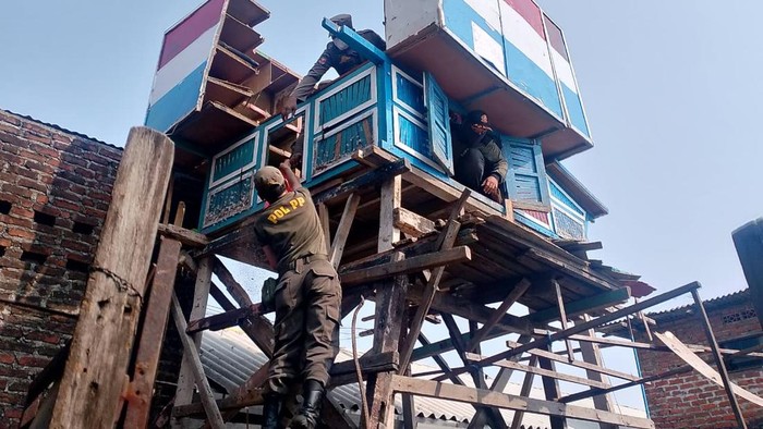 Resahkan Warga, Puluhan Bekupon di Karanggayam Surabaya Dibongkar, Penertiban Jadi Sorotan