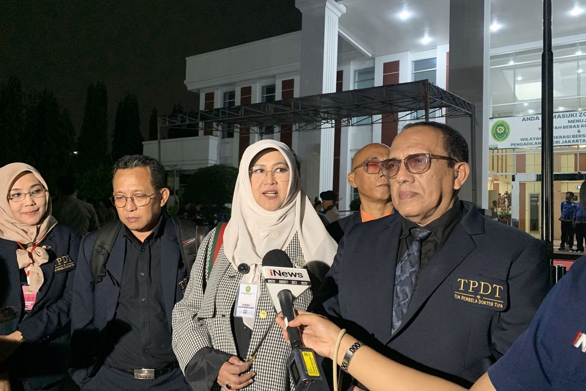 Saksi Mengaku Pernah Lihat Ijazah Jokowi, Dokter Tifa Minta Tunjukkan Barang Bukti